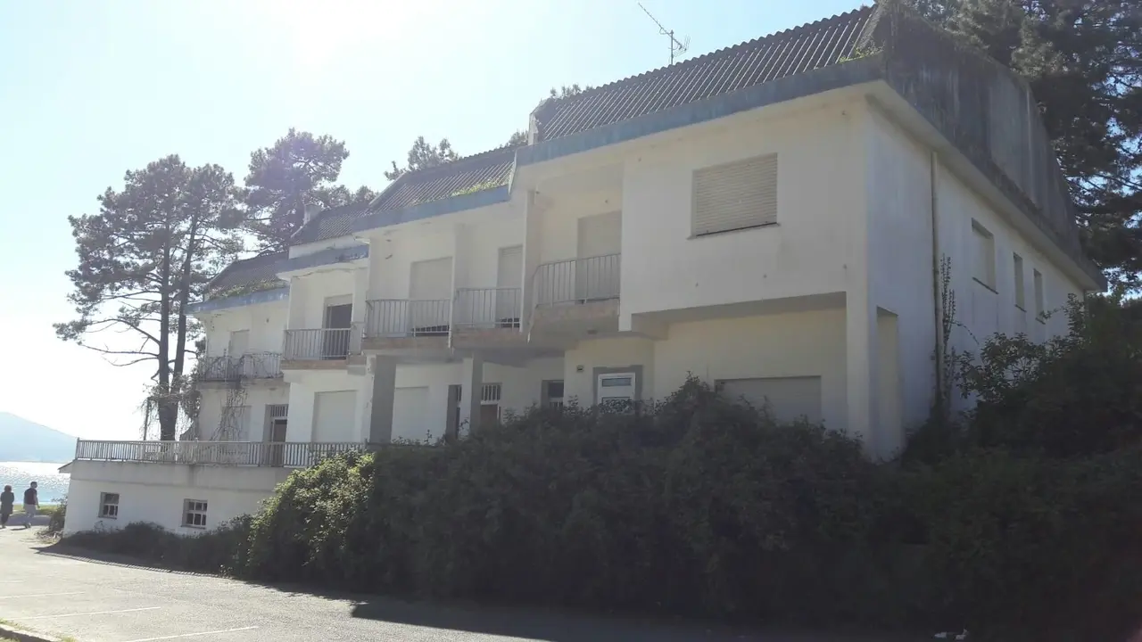 <p>En primeira li&ntilde;a da praia de Bro&ntilde;a, o principal motor tur&iacute;stico do noso concello, at&oacute;pase o hotel abandonado "A beiri&ntilde;a do mar". A d&iacute;a de hoxe at&oacute;pase en estado ruinoso, cheo de herbas, fiestras rotas, portas esnaquizadas. Esta situaci&oacute;n aporta&nbsp;unha imaxe altamente negativa que choca fortemente coa paisaxe natural da praia de Bro&ntilde;a.</p>
