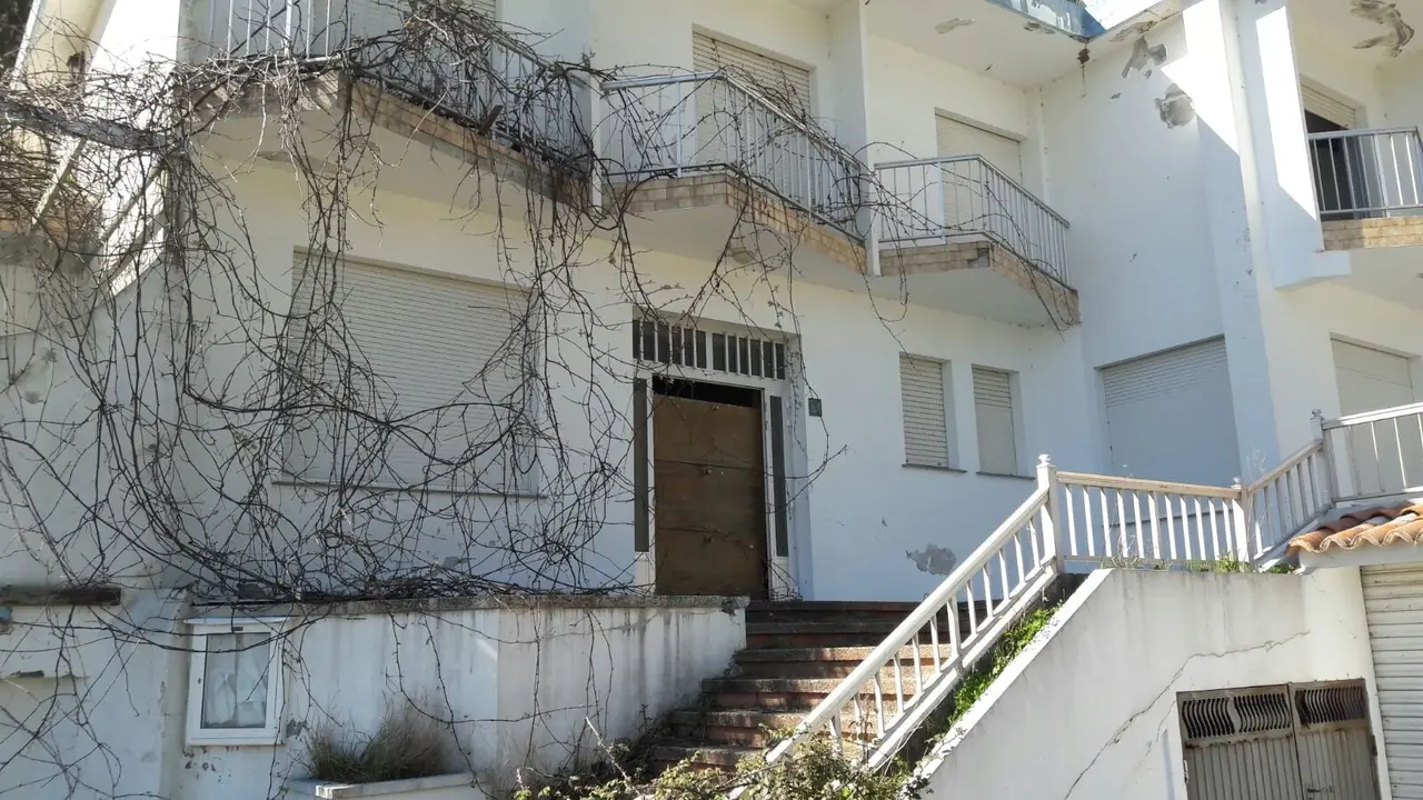 <p>En primeira li&ntilde;a da praia de Bro&ntilde;a, o principal motor tur&iacute;stico do noso concello, at&oacute;pase o hotel abandonado "A beiri&ntilde;a do mar". A d&iacute;a de hoxe at&oacute;pase en estado ruinoso, cheo de herbas, fiestras rotas, portas esnaquizadas. Esta situaci&oacute;n aporta&nbsp;unha imaxe altamente negativa que choca fortemente coa paisaxe natural da praia de Bro&ntilde;a.</p>
