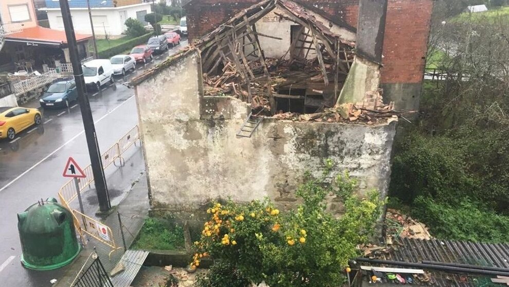 Derrubo casa abandonada en Pontenafonso