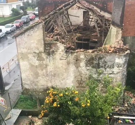 Derrubo casa abandonada en Pontenafonso